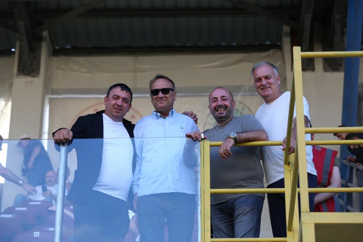 nesine-3-ligde-mucadele-eden-pazarspor-sezonun-ikinci-macinda-taraftari-onunde-inkilap-futbol-spor-kulubunu-4-1-gibi-net-bir-skorla-maglup-ederek-ilk-galibiyetini-aldi-1.jpg
