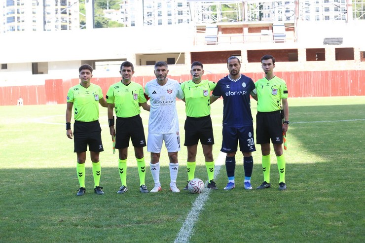 nesine-3-ligde-mucadele-eden-pazarspor-sezonun-ikinci-macinda-taraftari-onunde-inkilap-futbol-spor-kulubunu-4-1-gibi-net-bir-skorla-maglup-ederek-ilk-galibiyetini-aldi-10.jpg