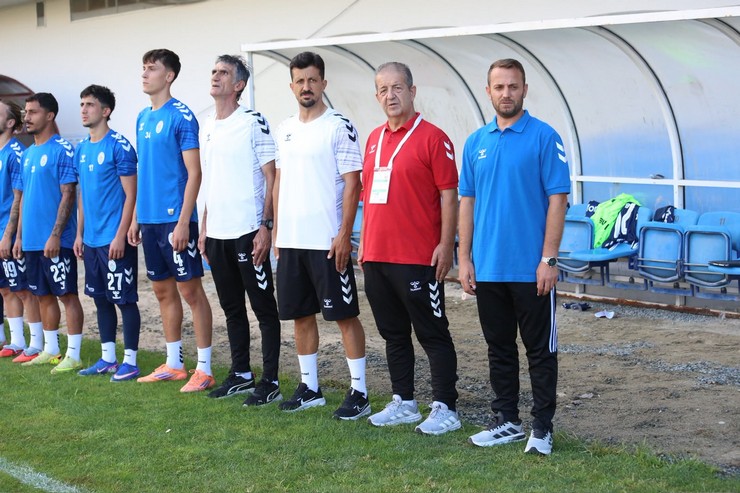 nesine-3-ligde-mucadele-eden-pazarspor-sezonun-ikinci-macinda-taraftari-onunde-inkilap-futbol-spor-kulubunu-4-1-gibi-net-bir-skorla-maglup-ederek-ilk-galibiyetini-aldi-11.jpg