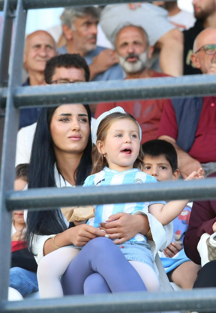 nesine-3-ligde-mucadele-eden-pazarspor-sezonun-ikinci-macinda-taraftari-onunde-inkilap-futbol-spor-kulubunu-4-1-gibi-net-bir-skorla-maglup-ederek-ilk-galibiyetini-aldi-12.jpg