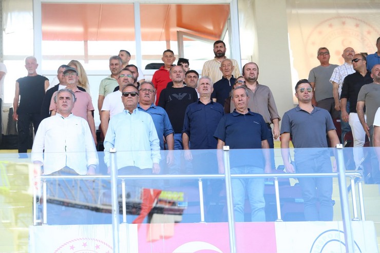 nesine-3-ligde-mucadele-eden-pazarspor-sezonun-ikinci-macinda-taraftari-onunde-inkilap-futbol-spor-kulubunu-4-1-gibi-net-bir-skorla-maglup-ederek-ilk-galibiyetini-aldi-15.jpg