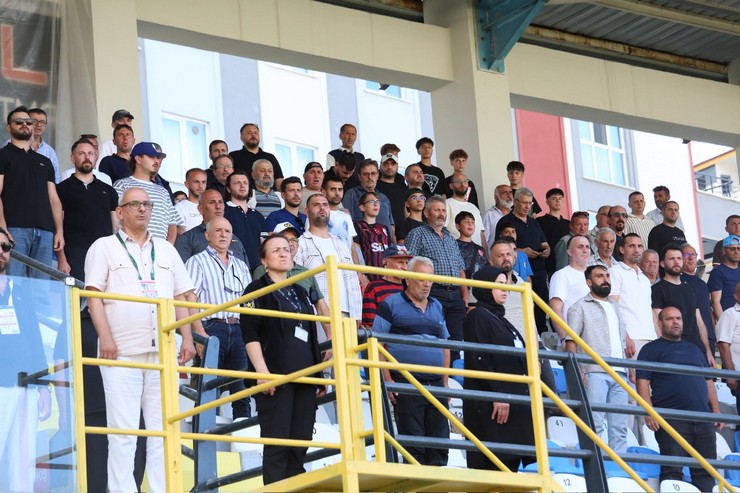 nesine-3-ligde-mucadele-eden-pazarspor-sezonun-ikinci-macinda-taraftari-onunde-inkilap-futbol-spor-kulubunu-4-1-gibi-net-bir-skorla-maglup-ederek-ilk-galibiyetini-aldi-17.jpg