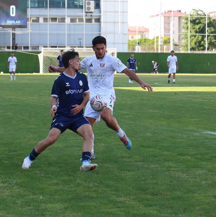 nesine-3-ligde-mucadele-eden-pazarspor-sezonun-ikinci-macinda-taraftari-onunde-inkilap-futbol-spor-kulubunu-4-1-gibi-net-bir-skorla-maglup-ederek-ilk-galibiyetini-aldi-3.jpg