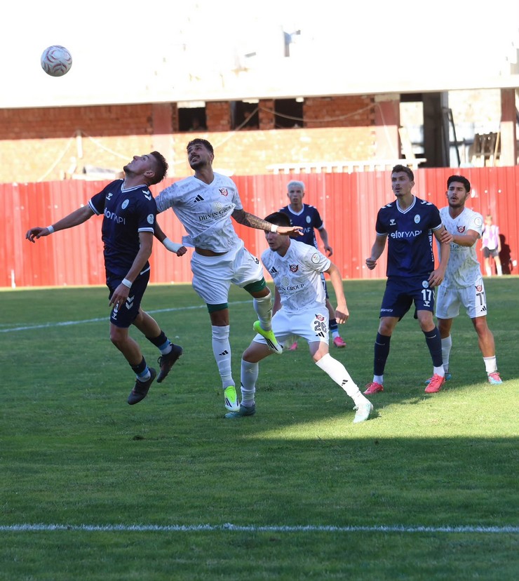 nesine-3-ligde-mucadele-eden-pazarspor-sezonun-ikinci-macinda-taraftari-onunde-inkilap-futbol-spor-kulubunu-4-1-gibi-net-bir-skorla-maglup-ederek-ilk-galibiyetini-aldi-4.jpg