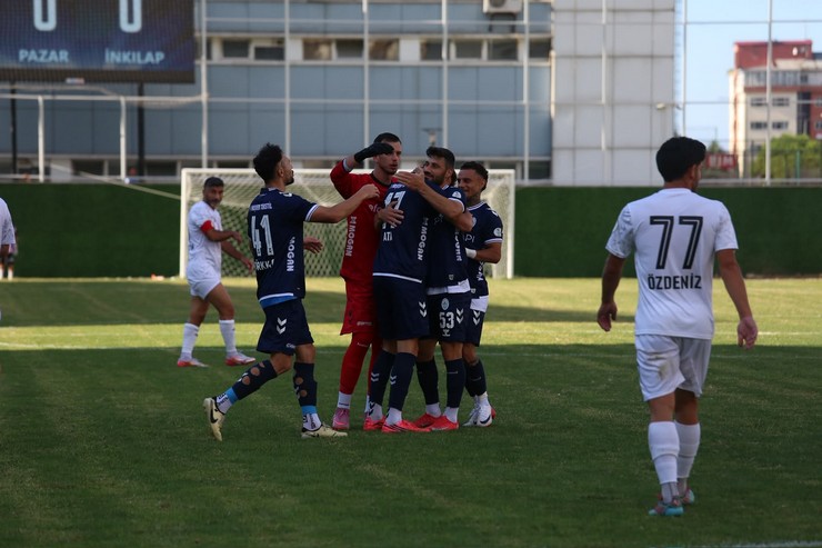 nesine-3-ligde-mucadele-eden-pazarspor-sezonun-ikinci-macinda-taraftari-onunde-inkilap-futbol-spor-kulubunu-4-1-gibi-net-bir-skorla-maglup-ederek-ilk-galibiyetini-aldi-7.jpg