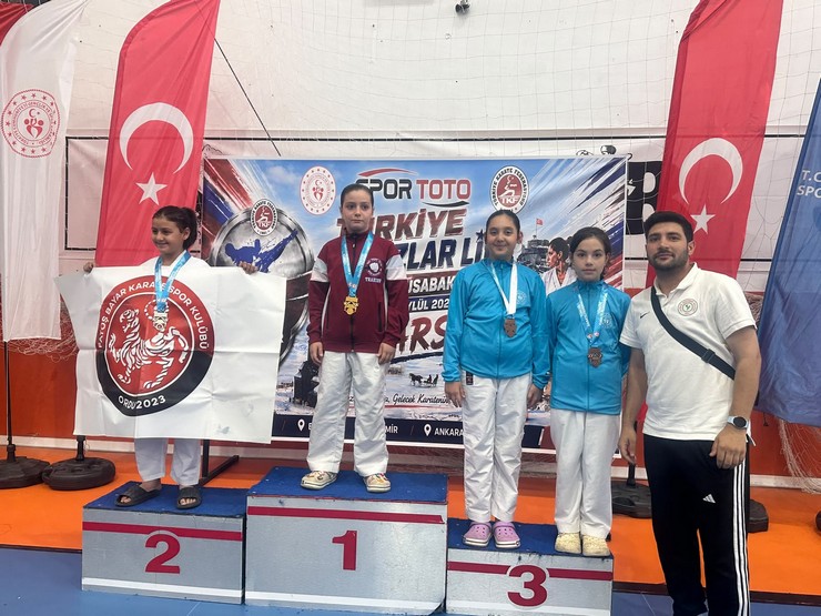 ardesen-belediyesi-spor-kulubu-karate-takimi-turkiye-yildizlar-premier-ligi-kars-etabinda-buyuk-bir-basariya-imza-atti-1.jpg