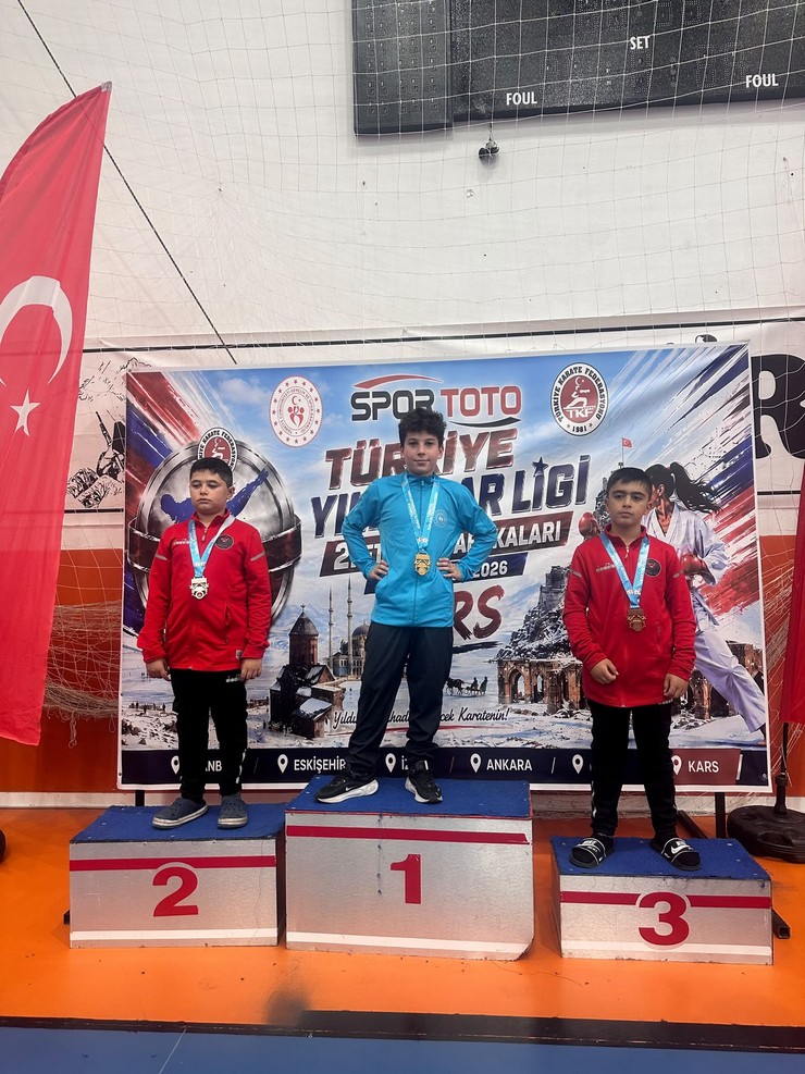 ardesen-belediyesi-spor-kulubu-karate-takimi-turkiye-yildizlar-premier-ligi-kars-etabinda-buyuk-bir-basariya-imza-atti-2.jpg