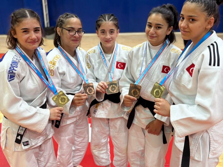 canakkalede-duzenlenen-sporcu-egitim-merkezleri-sem-turkiye-judo-sampiyonasina-rizeli-judocular-damga-vurdu-3.jpg