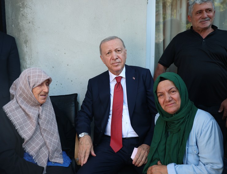 cumhurbaskani-recep-tayyip-erdogan-rizede-komsularini-ziyaret-etti-1.jpg