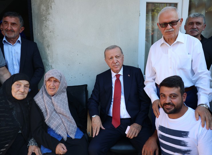 cumhurbaskani-recep-tayyip-erdogan-rizede-komsularini-ziyaret-etti-2.jpg