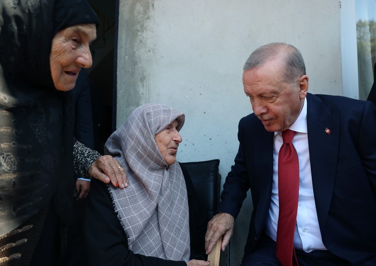 cumhurbaskani-recep-tayyip-erdogan-rizede-komsularini-ziyaret-etti-3.jpg