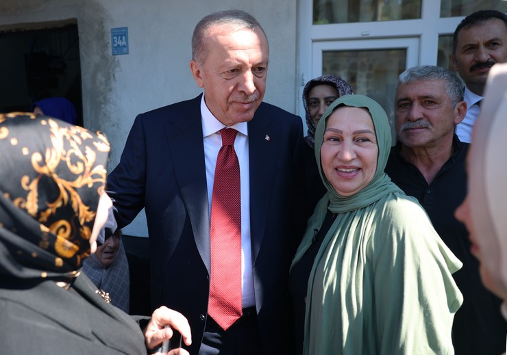 cumhurbaskani-recep-tayyip-erdogan-rizede-komsularini-ziyaret-etti-4.jpg