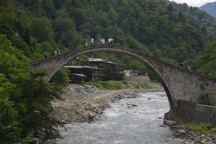 dogu-karadenizin-turizm-merkezlerinden-rize-klasik-deniz-kum-ve-gunes-uclusune-alternatif-arayan-yeni-evli-ciftlerin-balayi-rotasi-haline-geldi-1.jpg