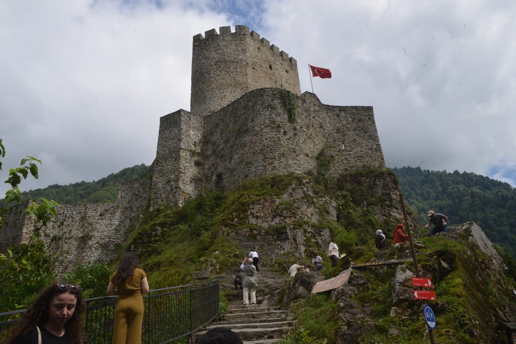 dogu-karadenizin-turizm-merkezlerinden-rize-klasik-deniz-kum-ve-gunes-uclusune-alternatif-arayan-yeni-evli-ciftlerin-balayi-rotasi-haline-geldi-2.jpg