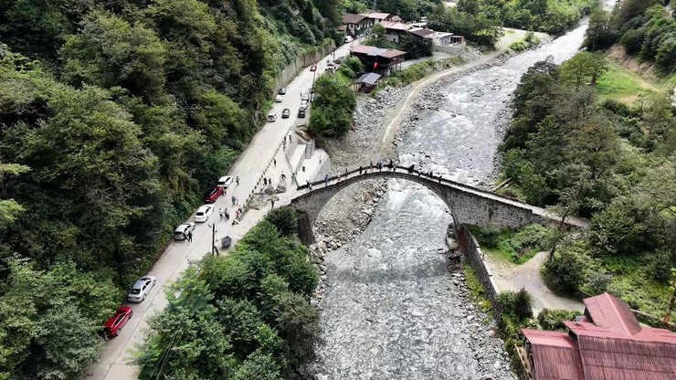 dogu-karadenizin-turizm-merkezlerinden-rize-klasik-deniz-kum-ve-gunes-uclusune-alternatif-arayan-yeni-evli-ciftlerin-balayi-rotasi-haline-geldi-4.jpg