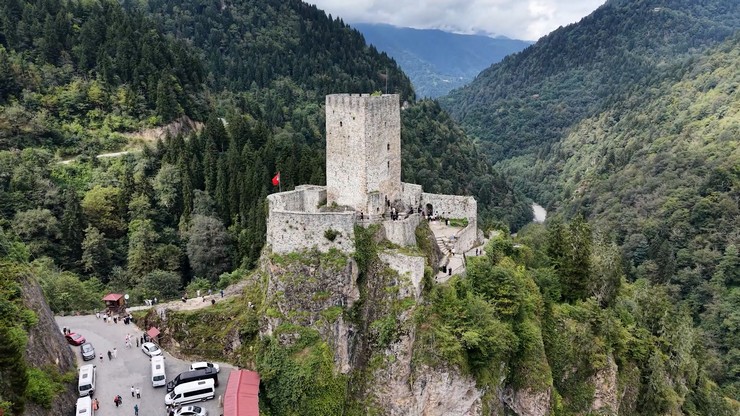 dogu-karadenizin-turizm-merkezlerinden-rize-klasik-deniz-kum-ve-gunes-uclusune-alternatif-arayan-yeni-evli-ciftlerin-balayi-rotasi-haline-geldi-5.jpg