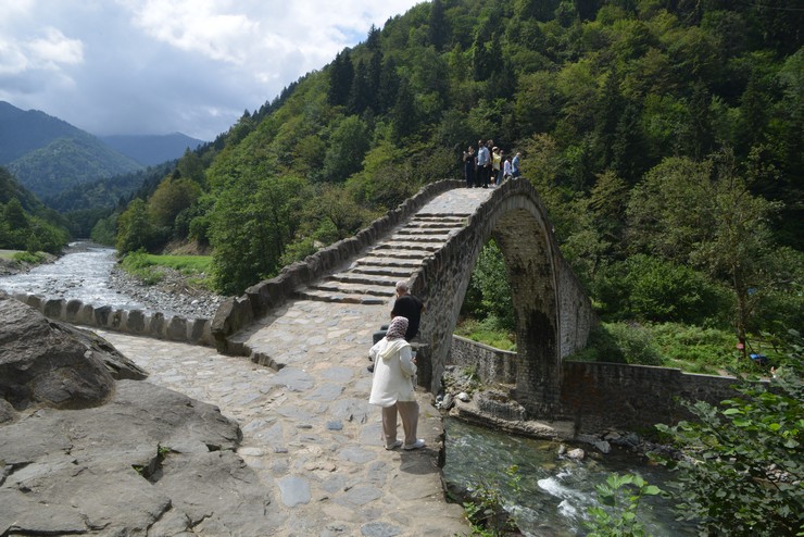 dogu-karadenizin-turizm-merkezlerinden-rize-klasik-deniz-kum-ve-gunes-uclusune-alternatif-arayan-yeni-evli-ciftlerin-balayi-rotasi-haline-geldi-7.jpg