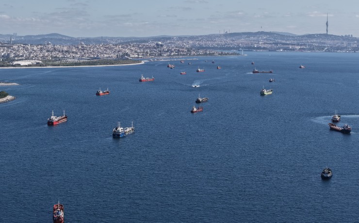 karadenizdeki-saldiri-riski-nedeniyle-ilerleyemeyen-gemiler-istanbul-aciklarini-adeta-otoparka-cevirdi-4.jpg