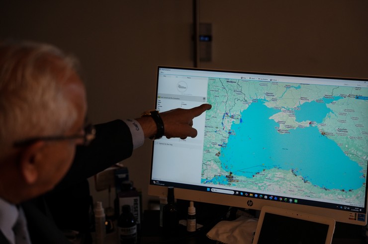 karadenizdeki-saldiri-riski-nedeniyle-ilerleyemeyen-gemiler-istanbul-aciklarini-adeta-otoparka-cevirdi-7.jpg