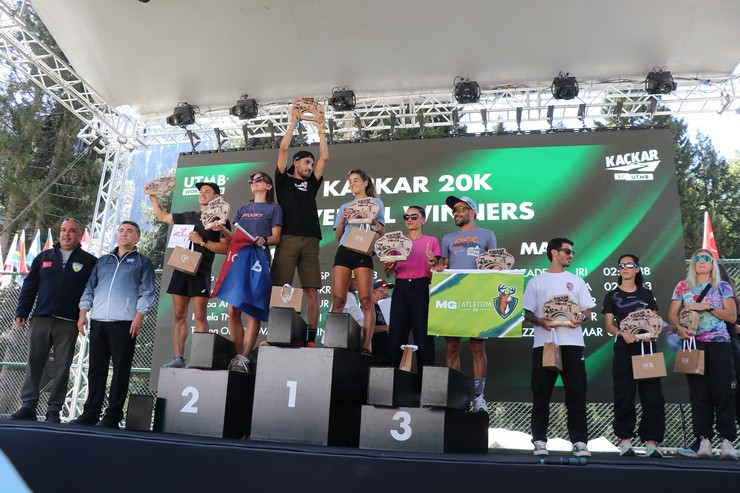 rizenin-camlihemsin-ilcesine-bagli-ayder-yaylasinda-dun-baslayan-ve-dunyanin-onemli-ultra-dag-maratonu-organizasyonlarindan-utmb-dunya-serisinin-turkiye-etabi-olan-kackar-by-utmb-tamamlandi-1-4-001.jpg
