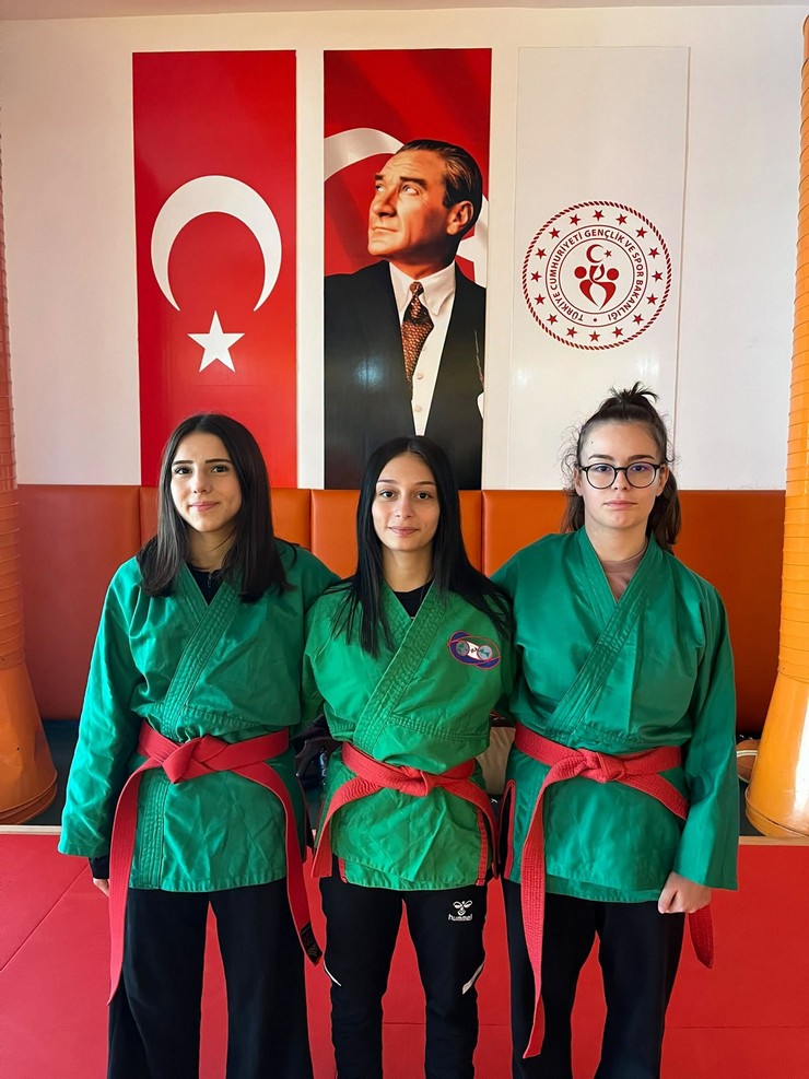 rizenin-gururu-uc-kadin-sporcu-bulgaristanda-duzenlenecek-gencler-ve-buyukler-kuras-avrupa-sampiyonasinda-ay-yildizli-bayragimizi-dalgalandirmak-icin-mindere-cikiyor.jpg