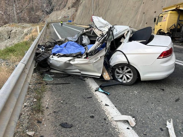 artvin-erzurum-kara-yolunun-54-kilometresindeki-sebzeciler-mevkisinde-rahmi-t-54-idaresindeki-53-ay-150-plakali-kamyon-ile-hasan-serdar-alyuzun-39-kullandigi-34-bkn-606-plakali-otomobil-car.jpg