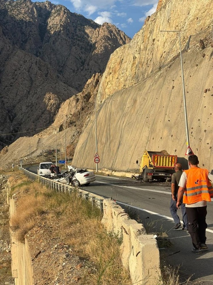 artvin-erzurum-kara-yolunun-54-kilometresindeki-sebzeciler-mevkisinde-rahmi-t-54-idaresindeki-53-ay-150-plakali-kamyon-ile-hasan-serdar-alyuzun-39-kullandigi-34-bkn-606-plakali-otomobil-carpi.jpg