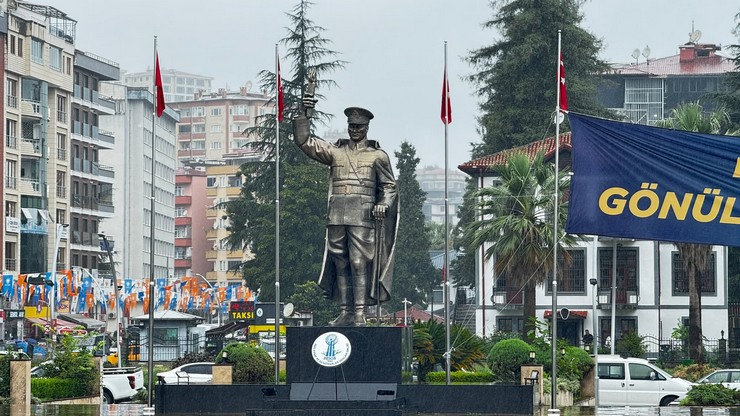 rizede-ataturk-heykeli-yeniden-tasinacak-14.jpg