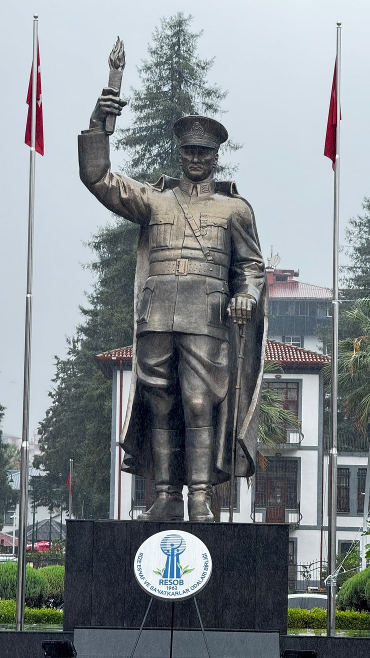 rizede-ataturk-heykeli-yeniden-tasinacak-15-001.jpg