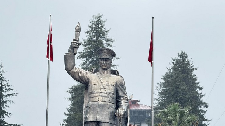 rizede-ataturk-heykeli-yeniden-tasinacak-16.jpg