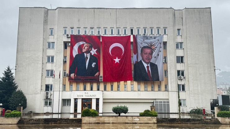rizede-ataturk-heykeli-yeniden-tasinacak-2-001.jpg