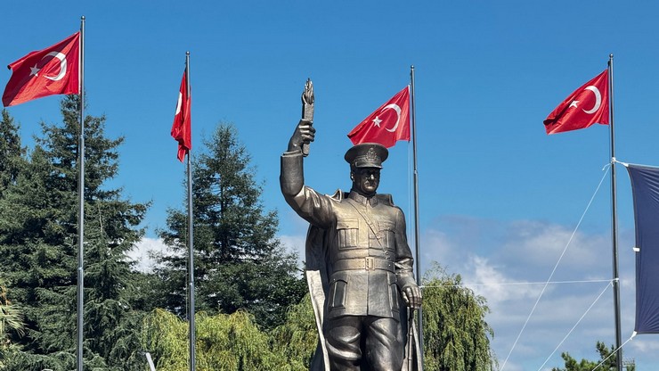 rizede-ataturk-heykeli-yeniden-tasinacak-29-001.jpg