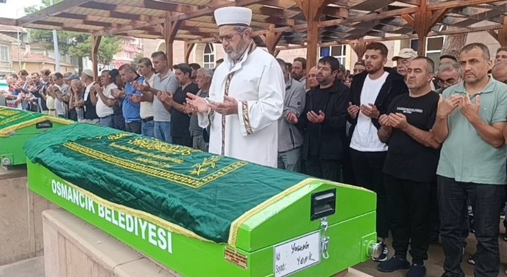 corumun-osmancik-ilcesinde-esi-ismail-balci-tarafindan-calistigi-markette-tabancayla-vurularak-oldurulen-yasemin-balci-gozyaslariyla-topraga-verildi-2.jpg