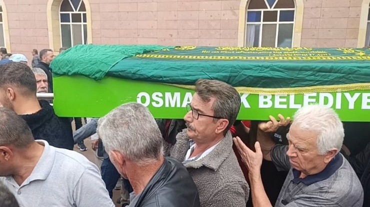 corumun-osmancik-ilcesinde-esi-ismail-balci-tarafindan-calistigi-markette-tabancayla-vurularak-oldurulen-yasemin-balci-gozyaslariyla-topraga-verildi-3.jpg
