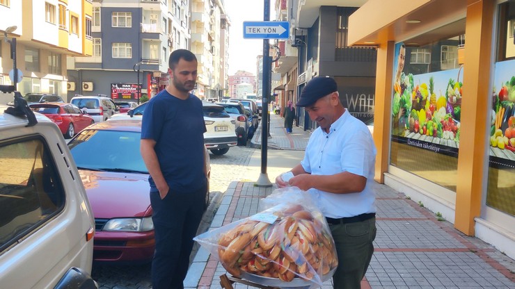 rizede-henuz-15-yasindayken-sandvic-satmaya-baslayan-ve-bu-isi-34-yildir-surduren-cemil-baltaci-basinin-uzerinde-tasidigi-tepsisi-ve-guler-yuzuyle-kentin-taninan-simalarindan-biri-haline-geldi-5.jpg