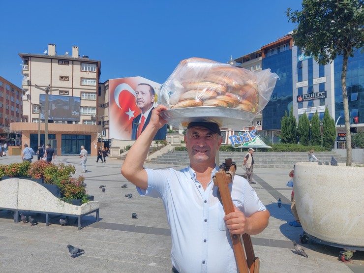 rizede-henuz-15-yasindayken-sandvic-satmaya-baslayan-ve-bu-isi-34-yildir-surduren-cemil-baltaci-basinin-uzerinde-tasidigi-tepsisi-ve-guler-yuzuyle-kentin-taninan-simalarindan-biri-haline-geldi-6.jpg