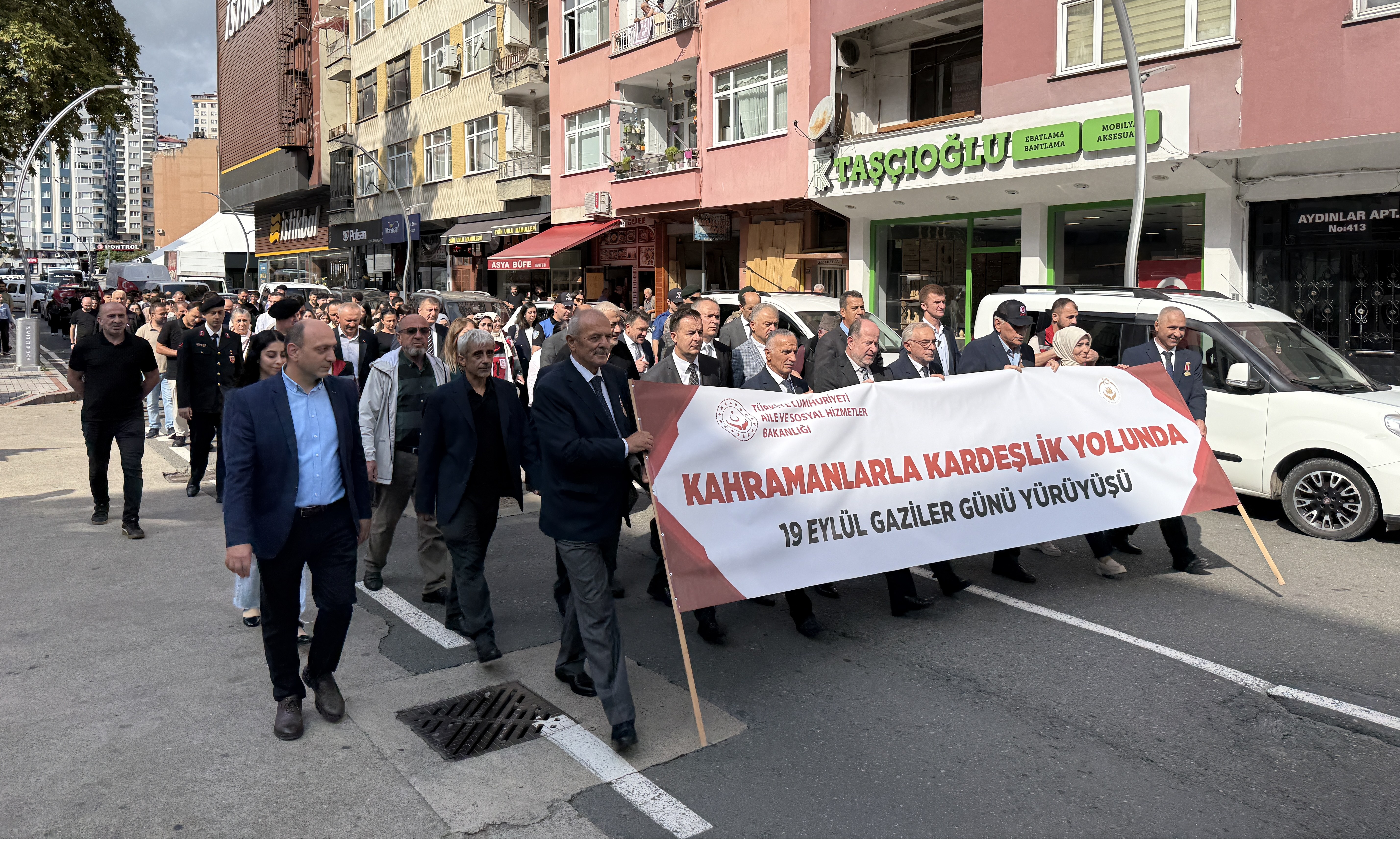 aa-20260918-42505188-42505186-karadenizdeki-5-ilde-gaziler-gunu-yuruyusu-yapildi.jpg