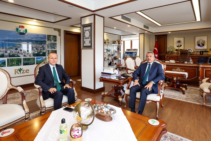 emniyet-genel-mudurlugu-personel-baskanligi-gorevine-atanan-rize-il-emniyet-muduru-murat-turesin-kentteki-gorev-suresinin-tamamlanmasinin-ardindan-rize-valisi-ihsan-selim-baydasa-veda-ziyareti-1.jpg