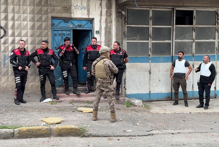 erzurumda-bosanma-asamasindaki-ciftin-yakinlari-arasinda-silahli-catisma-1i-polis-12-yarali-5.jpg