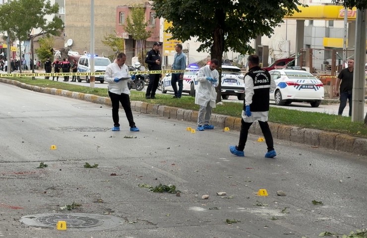 erzurumda-bosanma-asamasindaki-ciftin-yakinlari-arasinda-silahli-catisma-1i-polis-12-yarali-7.jpg
