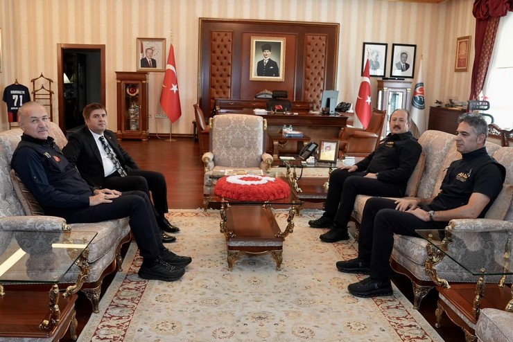 rize-kokenli-afad-baskani-vali-ali-hamza-pehlivan-hemsehrisi-kirikkale-valisi-huseyin-engin-sariibrahimi-makaminda-ziyaret-etti-2.jpg