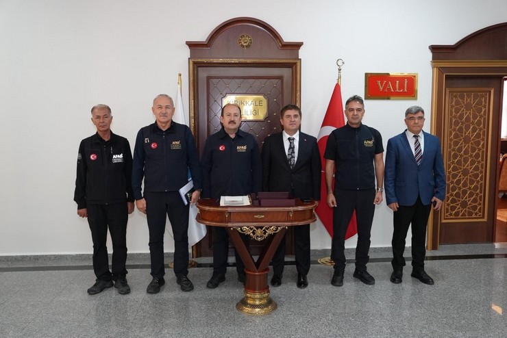 rize-kokenli-afad-baskani-vali-ali-hamza-pehlivan-hemsehrisi-kirikkale-valisi-huseyin-engin-sariibrahimi-makaminda-ziyaret-etti-3.jpg