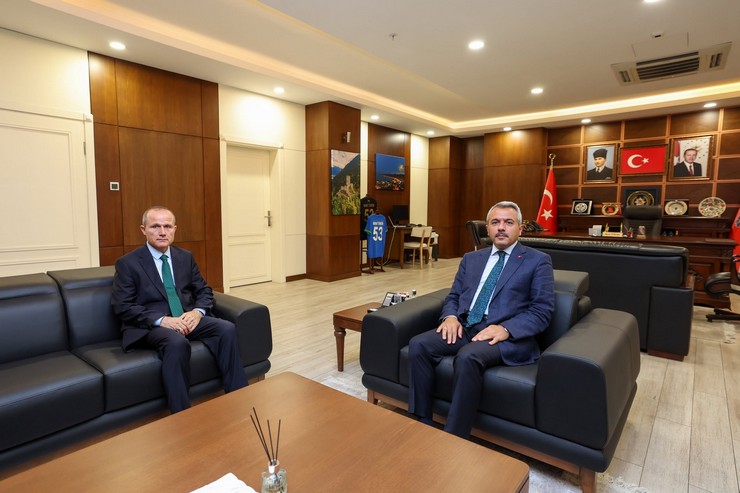 rizede-3-yil-boyunca-kararli-mucadelesi-ve-samimi-durusuyla-iz-birakan-il-emniyet-muduru-murat-turesin-basarilarini-ust-duzey-bir-gorevle-taclandirdi-cumhurbaskanligi-kararnamesiyle-baskente-3.jpg