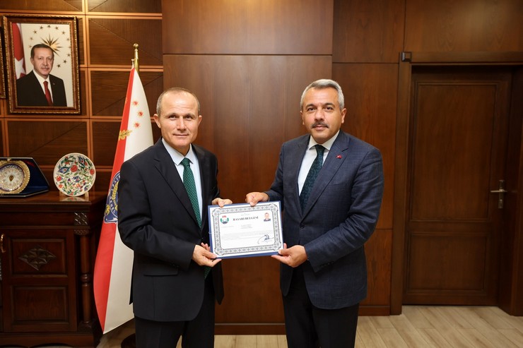 rizede-3-yil-boyunca-kararli-mucadelesi-ve-samimi-durusuyla-iz-birakan-il-emniyet-muduru-murat-turesin-basarilarini-ust-duzey-bir-gorevle-taclandirdi-cumhurbaskanligi-kararnamesiyle-baskente-at-1.jpg