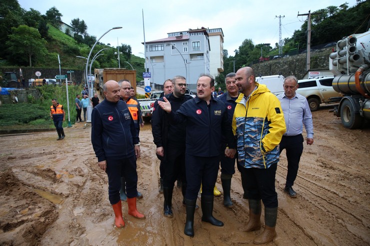 afet-ve-acil-durum-yonetimi-afad-baskani-ali-hamza-pehlivan-saganaktan-etkilenen-iyidere-ilcesinde-incelemelerde-bulunarak-iyidere-belediye-baskani-saffet-meteden-bilgi-aldi-1.jpg