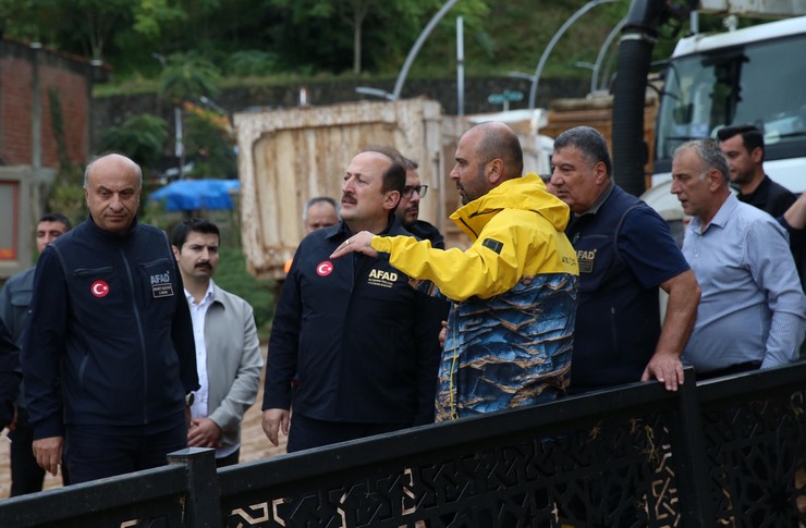 afet-ve-acil-durum-yonetimi-afad-baskani-ali-hamza-pehlivan-saganaktan-etkilenen-iyidere-ilcesinde-incelemelerde-bulunarak-iyidere-belediye-baskani-saffet-meteden-bilgi-aldi-2.jpg