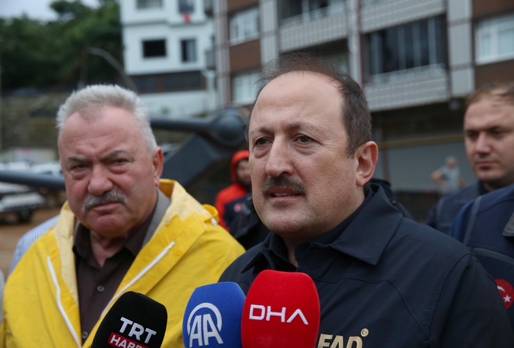 afet-ve-acil-durum-yonetimi-afad-baskani-ali-hamza-pehlivan-saganaktan-etkilenen-iyidere-ilcesinde-incelemelerde-bulunarak-iyidere-belediye-baskani-saffet-meteden-bilgi-aldi-3.jpg