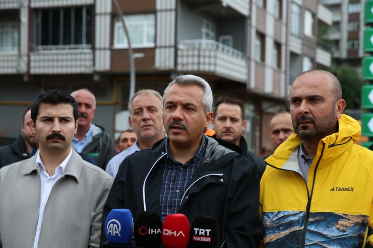 rize-valisi-ihsan-selim-baydas-saganagin-olumsuz-etkiledigi-iyidere-ilcesinde-tikanan-menfezin-acma-calismalarini-yerinde-inceledi-2.jpg