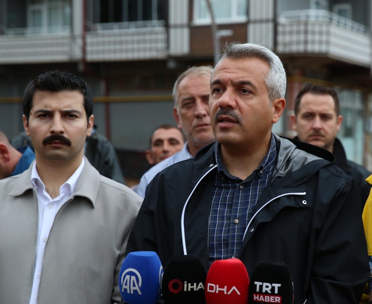 rize-valisi-ihsan-selim-baydas-saganagin-olumsuz-etkiledigi-iyidere-ilcesinde-tikanan-menfezin-acma-calismalarini-yerinde-inceledi-3.jpg
