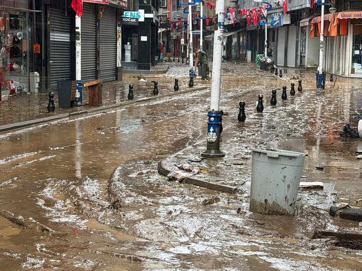 rizede-pazar-ilcesinde-sel-sulari-cekiliyor-is-yerlerinde-temizlik-calismalari-basladi-10.jpg